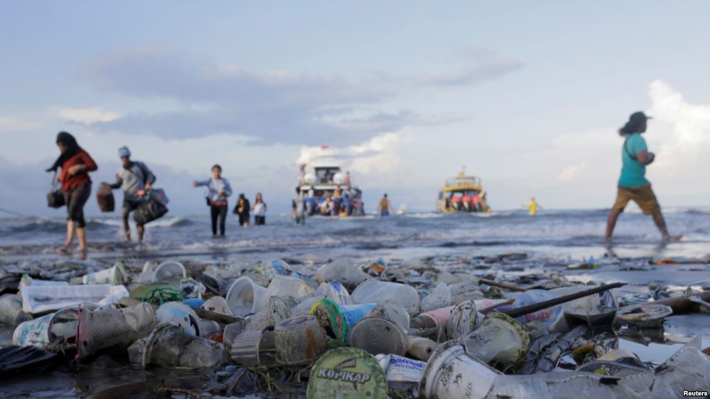 印尼巴厘岛海滩上的塑料垃圾