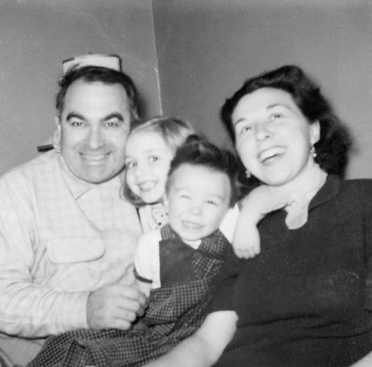 50年代，希拉里（左二）与父亲休·罗德姆（左一）、弟弟和母亲的合影。