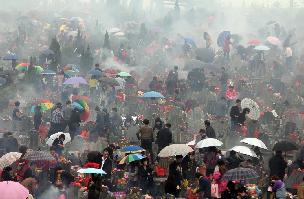 2013年清明节，中国晋江的一处公墓人头攒动。