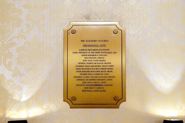 自胡佛总统以来的历届美国总统在出访纽约时，都会下榻华尔道夫·阿斯托里亚酒店的总统套房。套房入口处的铭牌上还列出了其他有名的住客，包括英国女王伊丽莎白二世和日本裕仁天皇。