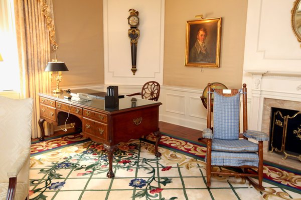 华尔道夫酒店总统套房的壁炉边摆放着肯尼迪总统的私人摇椅。