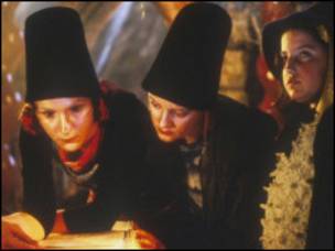 女巫不但和万圣节的起源有关，也是如今广受欢迎的万圣节化妆舞会造型。