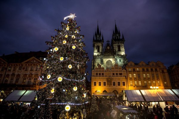 布拉格老城广场上的圣诞集市。