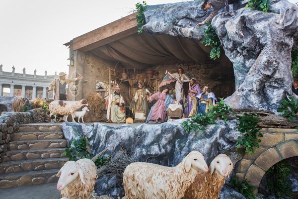 梵蒂冈圣彼得广场上的耶稣诞生实景。