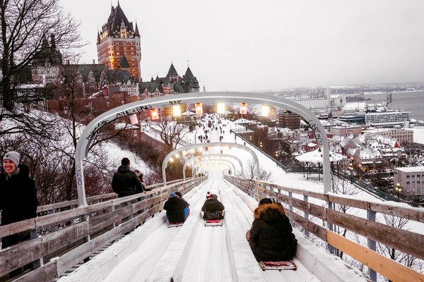 游客乘坐平底雪橇朝费尔蒙特城堡酒店方向驶去。