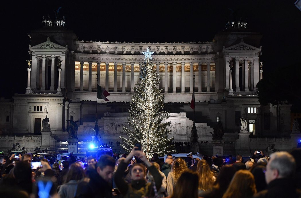 本月早些时候，人们对着威尼斯广场上亮灯的圣诞树拍照。