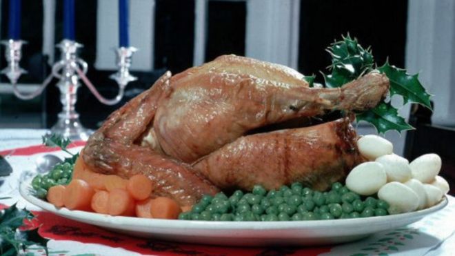 英美传统圣诞大餐：烤火鸡搭配土豆和多样清蒸菜蔬