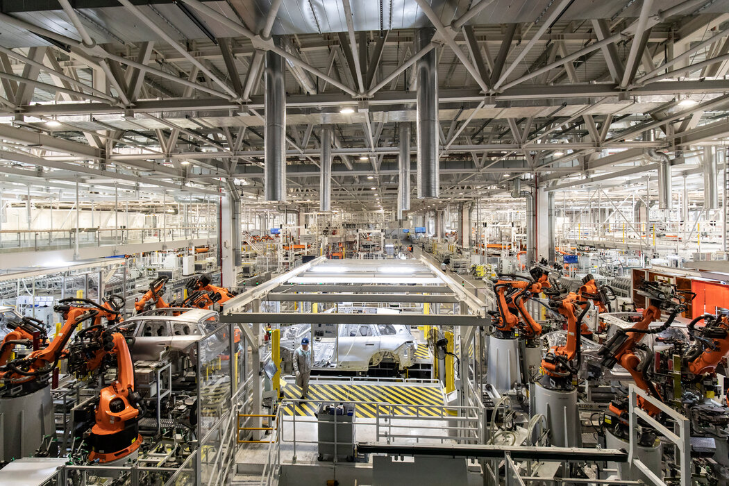中国一家汽车厂的机器人。如今，制造业在全球产出中占的份额比以前小，而中国制造业已占全球的三分之一以上。