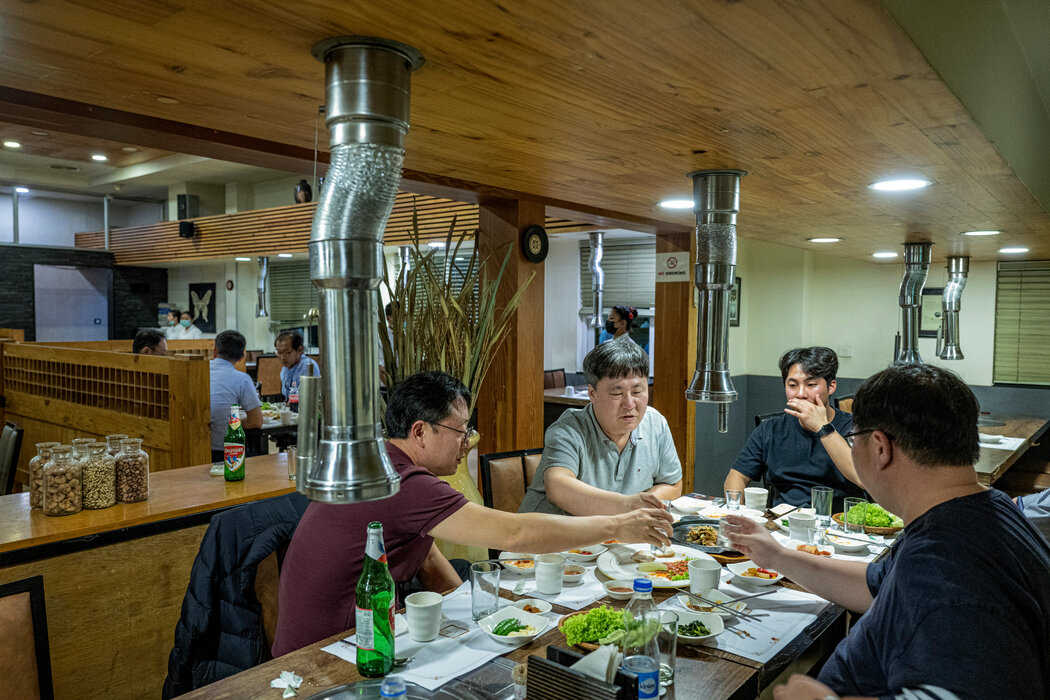 韩国食物在斯里佩鲁姆布杜尔很是流行。古普塔在Sancraft的团队很喜欢在一家名为Maljukgeori的餐馆用餐。