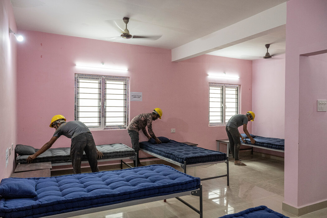 印度斯里佩鲁姆布杜尔，富士康一处生产iPhone的综合体中，工人们正在建造一间女性员工宿舍。