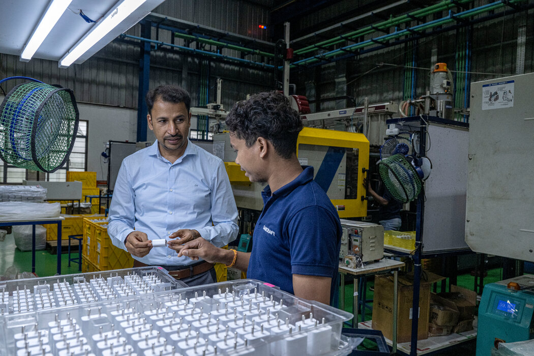 Sancraft Industries创始人阿米特·古普塔（左）参观一家斯里佩鲁姆布杜尔的工厂，在这里，该公司为一些苹果供应商生产零部件。