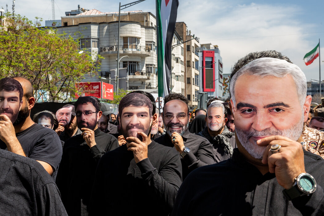 伊朗的袭击是为了回应以色列4月份对叙利亚的袭击，那次袭击造成七名伊朗官员死亡，其中包括三名高级指挥官。参加圣城日集会的人戴着已故官员的面具。