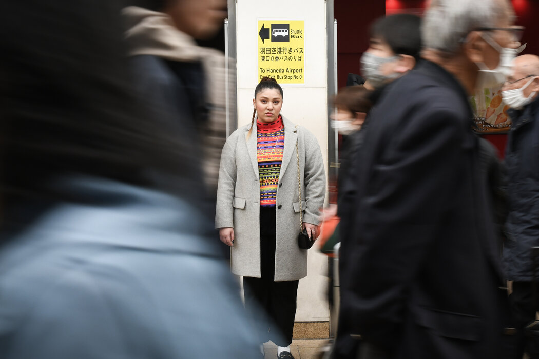 劳拉·永井站在她家附近车站的月台上，上月摄于东京。她曾多次在街头被日本警察拦下。