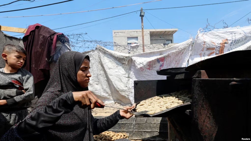 一家流离失所的巴勒斯坦人在加沙地带南部拉法的一处帐篷营地为开斋节做准备。(2024年4月8日)