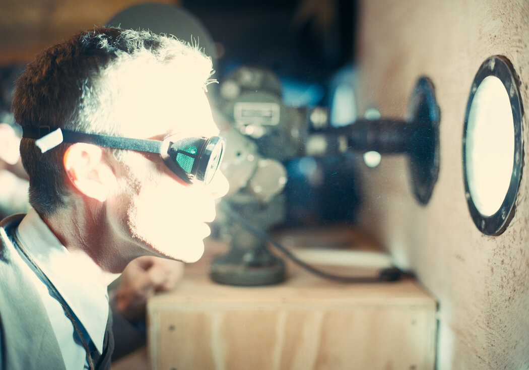 《奥本海默》中，一次核试验期间的奥本海默（基里安·墨菲饰）。