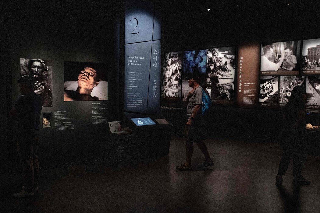 广岛和平纪念馆中原子弹爆炸受害者的照片。