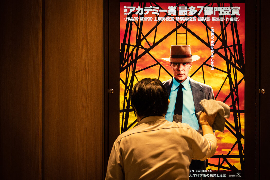 周五，日本《奥本海默》电影海报。这部电影在日本上映比美国晚了八个月。