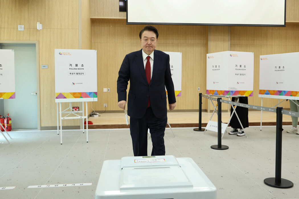 本月，釜山，韩国总统尹锡悦在国会选举投出他的一票。选民令其所在的政党在此次选举中惨败。