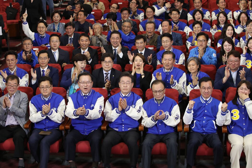 周三，首尔，正在看出口民调结果的反对派领导人李在明（前排中）。李在明希望能再次竞选总统。