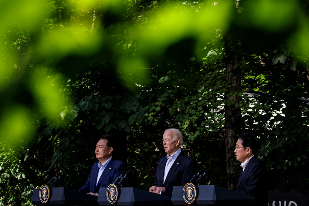 去年8月，马里兰州瑟蒙特，尹锡悦与拜登总统和日本首相岸田文雄。尹锡悦已扩大了与华盛顿和东京之间的军事关系。