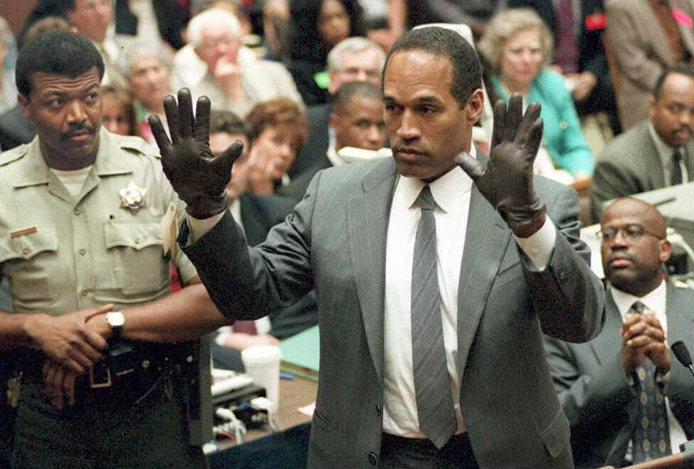 辛普森在1995年受审时被要求戴上一副高尔夫手套，其中一只是在他前妻被谋杀的现场发现的。