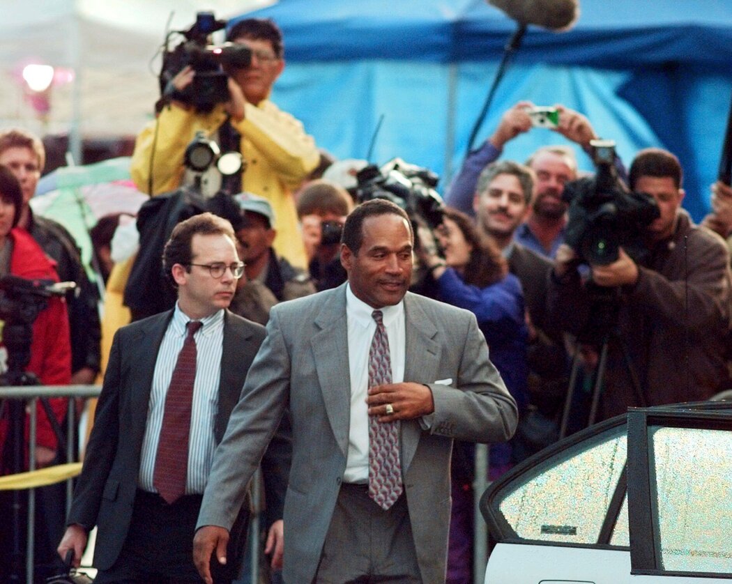 1996年11月，辛普森在过失致人死亡民事诉讼中出庭作证后离开法庭。