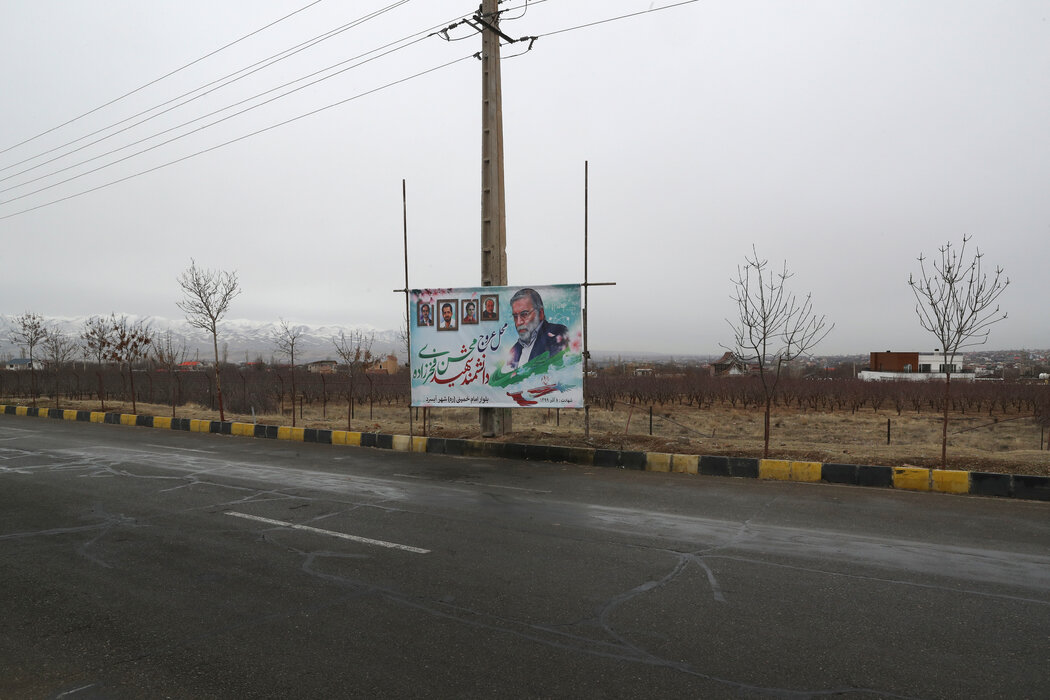一块标示牌上写着与伊朗核计划有关的科学家莫赫森·法赫里扎德于2020年在伊朗德黑兰东部遇害的地点。