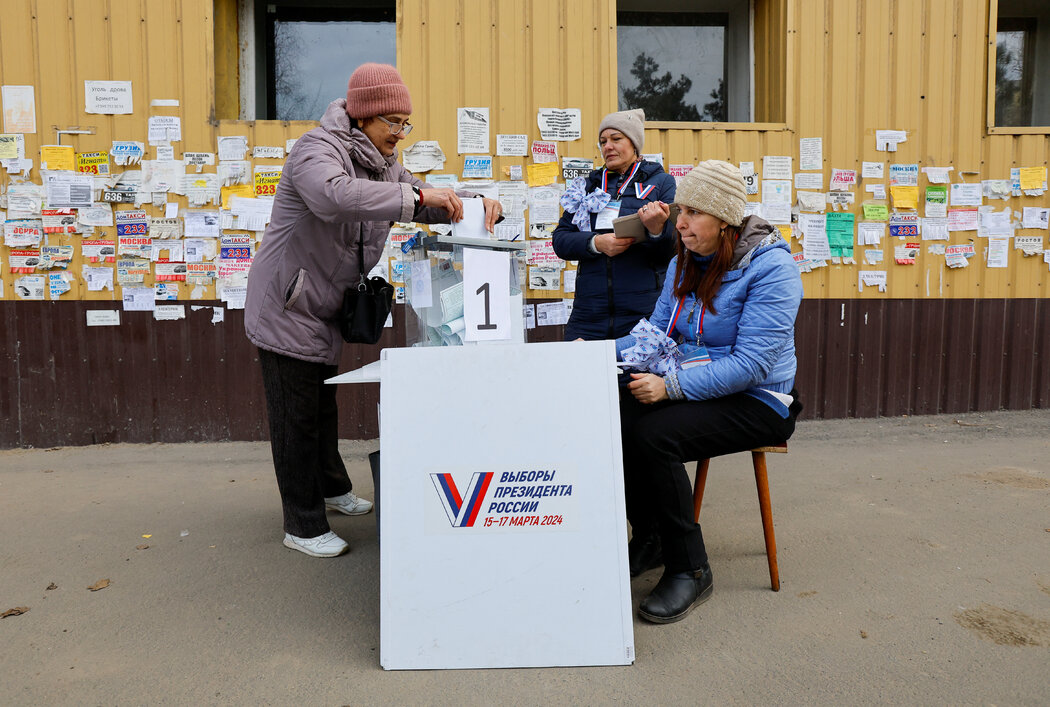今天，在俄罗斯控制的乌克兰马里乌波尔，一名妇女在移动投票站参加俄罗斯总统选举的提前投票。