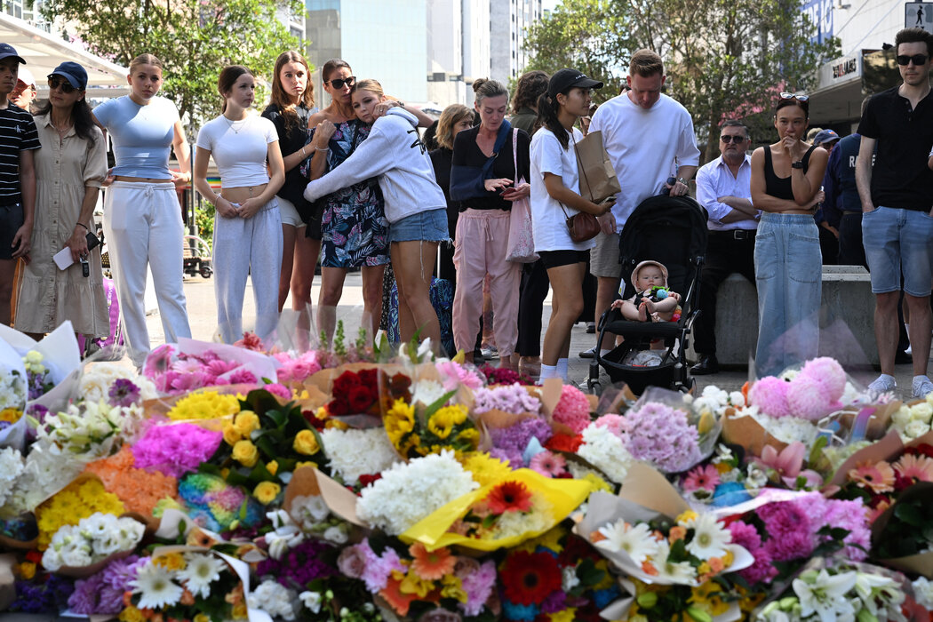 人们在哀悼悉尼Bondi Junction周六的大规模持刀伤人事件中的遇害者，摄于周日。