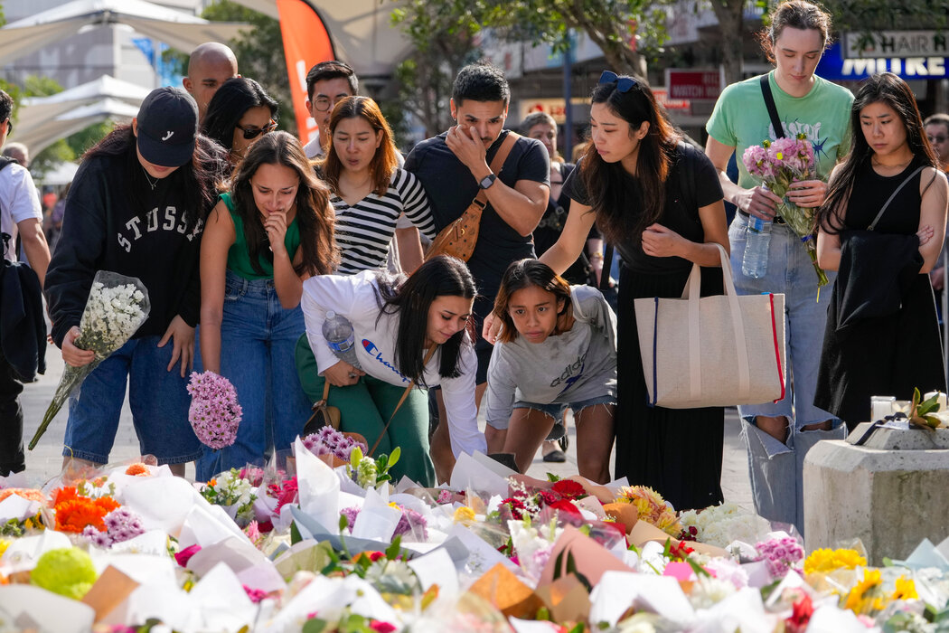 周一，澳大利亚悉尼邦迪路口的一处纪念地，上周末的事件中有六人遇难。