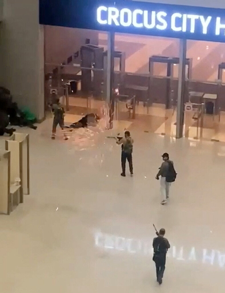 枪手在番红花城音乐厅开火的视频画面。伊斯兰国很快声称对这次屠杀负责。