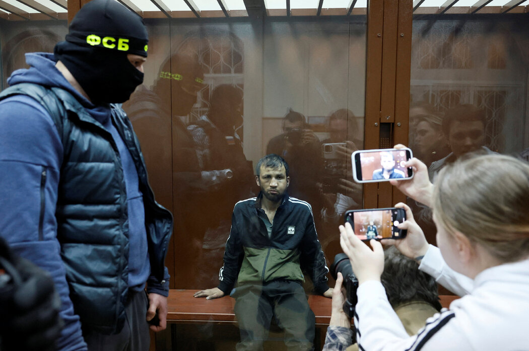 涉嫌发动周五袭击的四人之一沙姆西丁·法里杜尼在莫斯科法庭上。