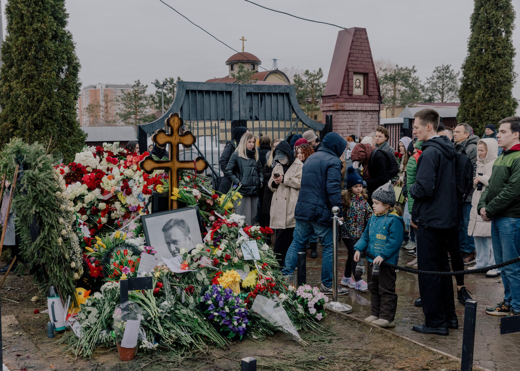 本月，在莫斯科悼念阿列克谢·纳瓦尔尼的民众。俄罗斯政府在国内加紧政治打压，打击对象包括纳瓦尔尼这样的反对派人士，以及LGBTQ权益活动人士、“耶和华见证人”等。