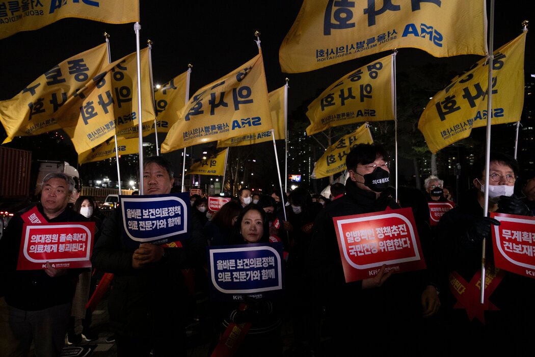 医生在总统尹锡悦位于首尔的办公室附近抗议。