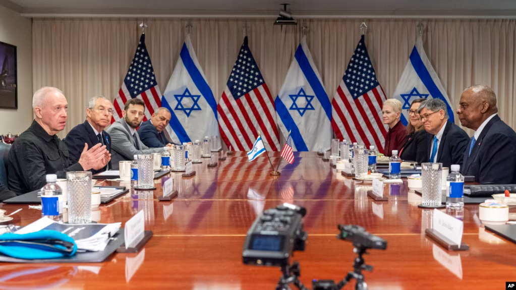 美国国防部长劳埃德·奥斯汀和以色列国防部长约夫·加兰特2024年3月26日在五角大楼会面。
