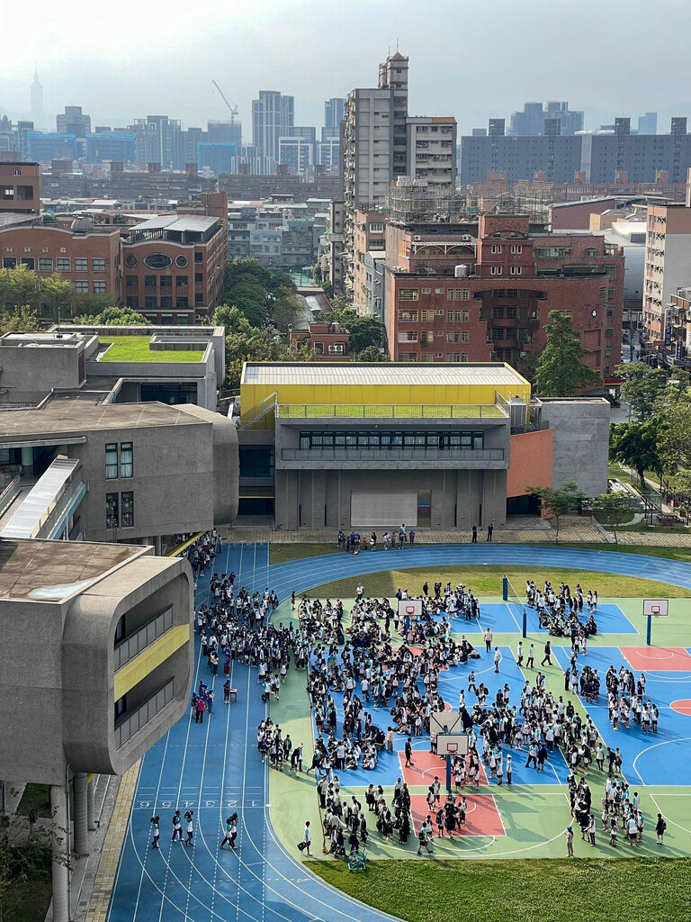 地震发生后，台北的学生们疏散到学校操场。