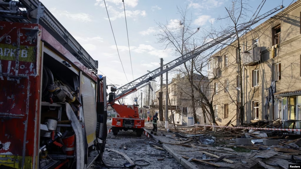 俄罗斯空袭乌克兰哈尔科夫后，救援人员在现场工作。(2024年4月4日)