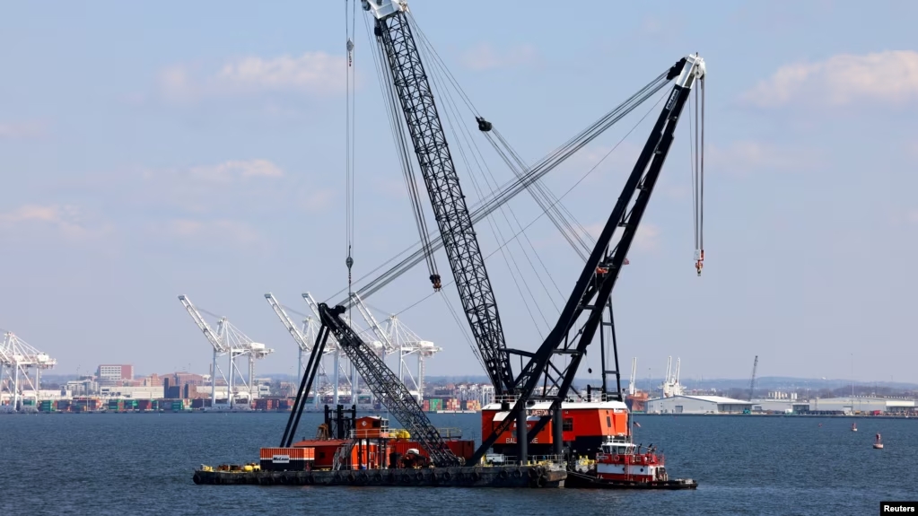 美国马里兰州巴尔的摩港口倒塌大桥附近的浮吊。（2024年3月29日）