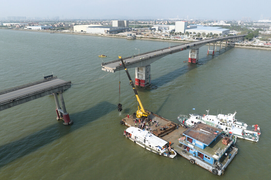 2月，中国广州，一艘载着集装箱的船撞上一座桥。
