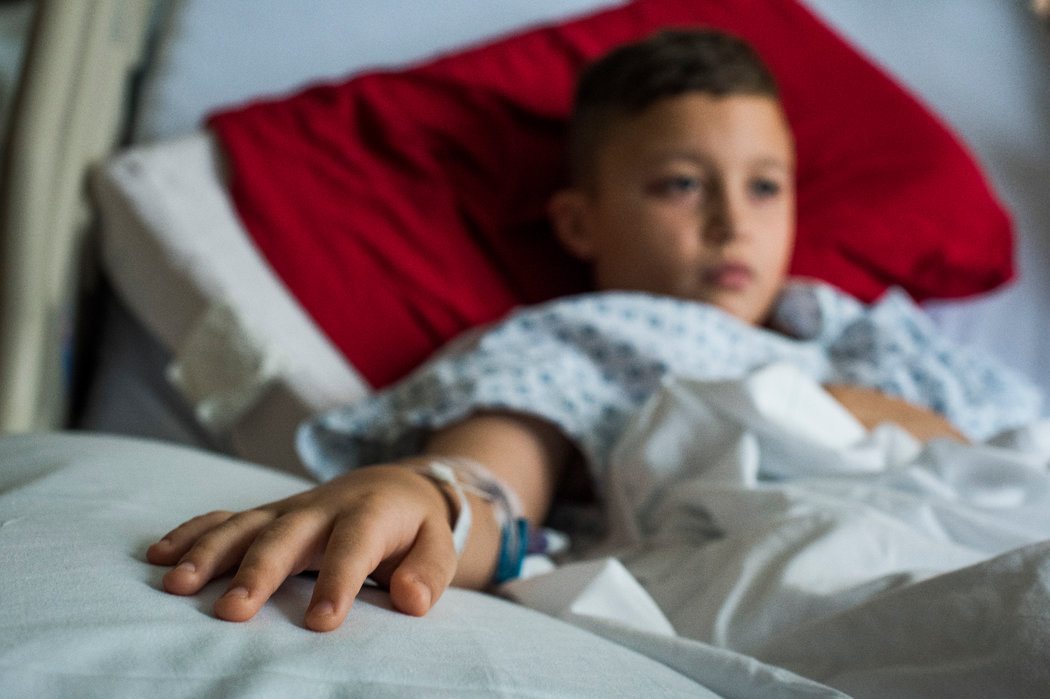 宾夕法尼亚州麦坎吉12岁的伊桑·拉索尔萨因流感和耳部感染在该州阿伦敦市利哈伊瓦利医院锡达克雷斯特分院儿科病房接受治疗。