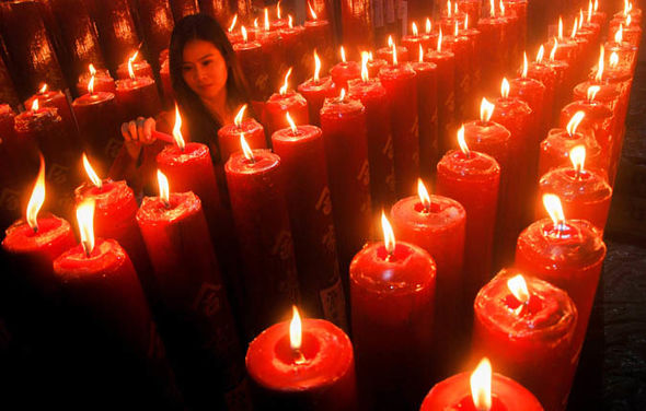 Many Chinese people take the time for prayers and offerings for their loved one