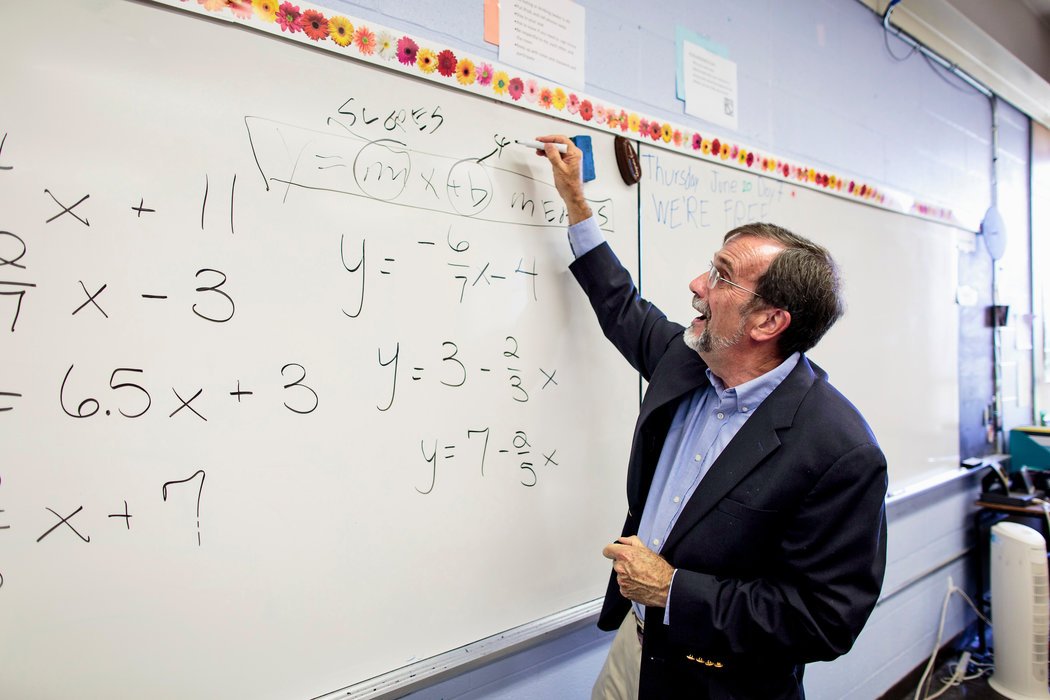 布伦特里学区数学和技术课总监威廉·肯德尔说，以往有些学生高中毕业时可能还没有学过代数。