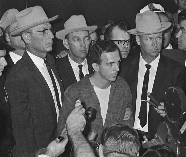 1963年11月23日，实施暗杀后一天，李·哈维·奥斯瓦尔德接受记者采访。
