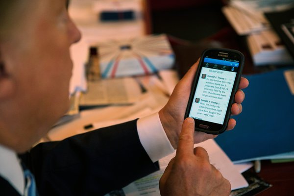 美国总统特朗普在使用手机发推特。特朗普经常用推特攻击各种人和机构。