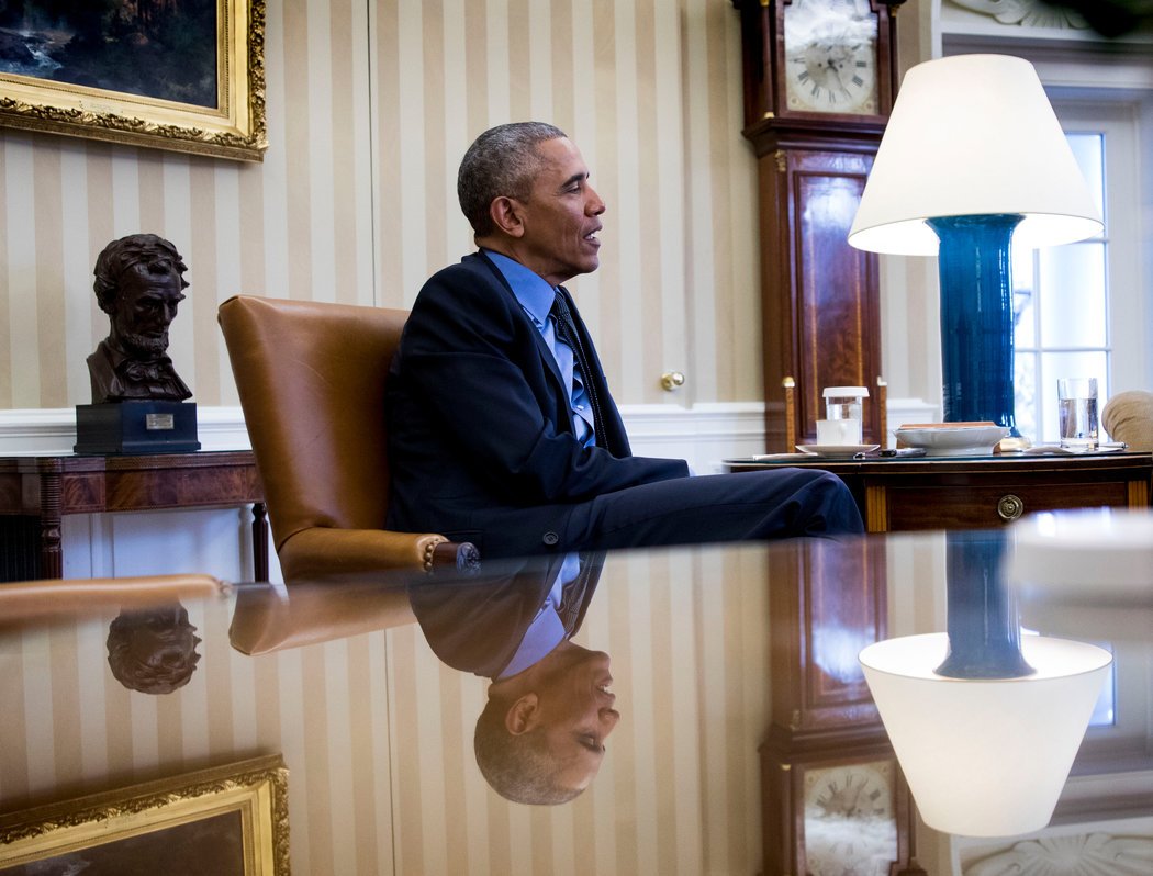 奥巴马总统在椭圆形办公室接受角谷美智子(Michiko Kakutani)采访。