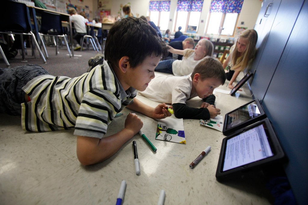 二年级课堂上，赞德·皮普尔斯（Xander Peeples）（图左）和马修·斯托克德（Matthew Stokedale）在使用iPad。