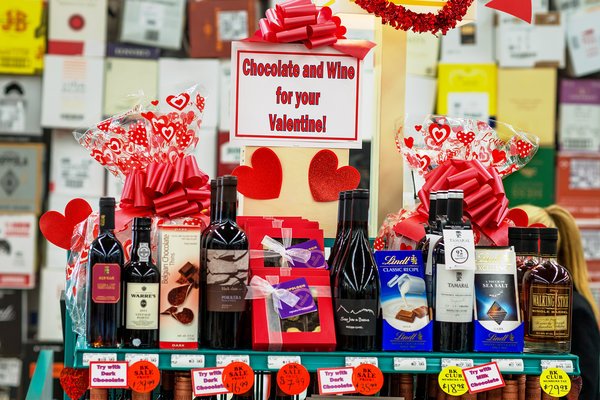 新泽西州拉姆西的Bottle King等零售商正在把葡萄酒和巧克力搭配在一起销售。