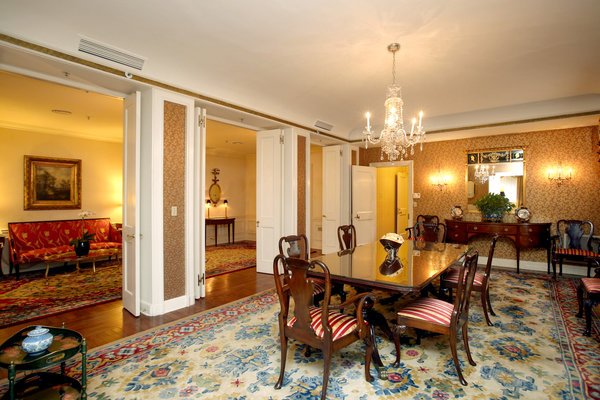 总统套房里有一间正式餐厅。这件套房位于35楼，面积2245平方英尺，可以轻松地举办一场50人的聚会。