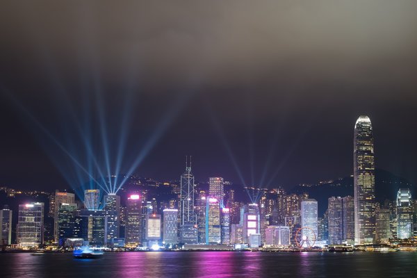 每年12月，香港交相辉映的夜灯点亮维多利亚港。