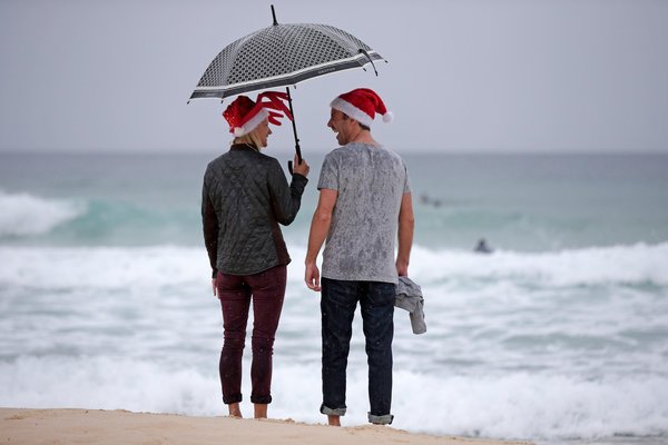 一对夫妇在悉尼邦代海滩过圣诞节。